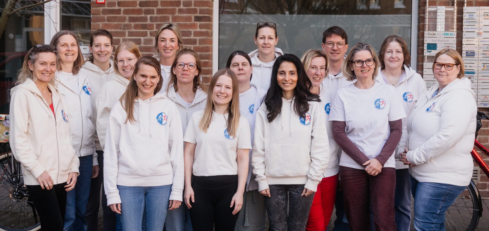Team des Therapiezentrums Rodenacker vor der Praxis in Köln-Porz