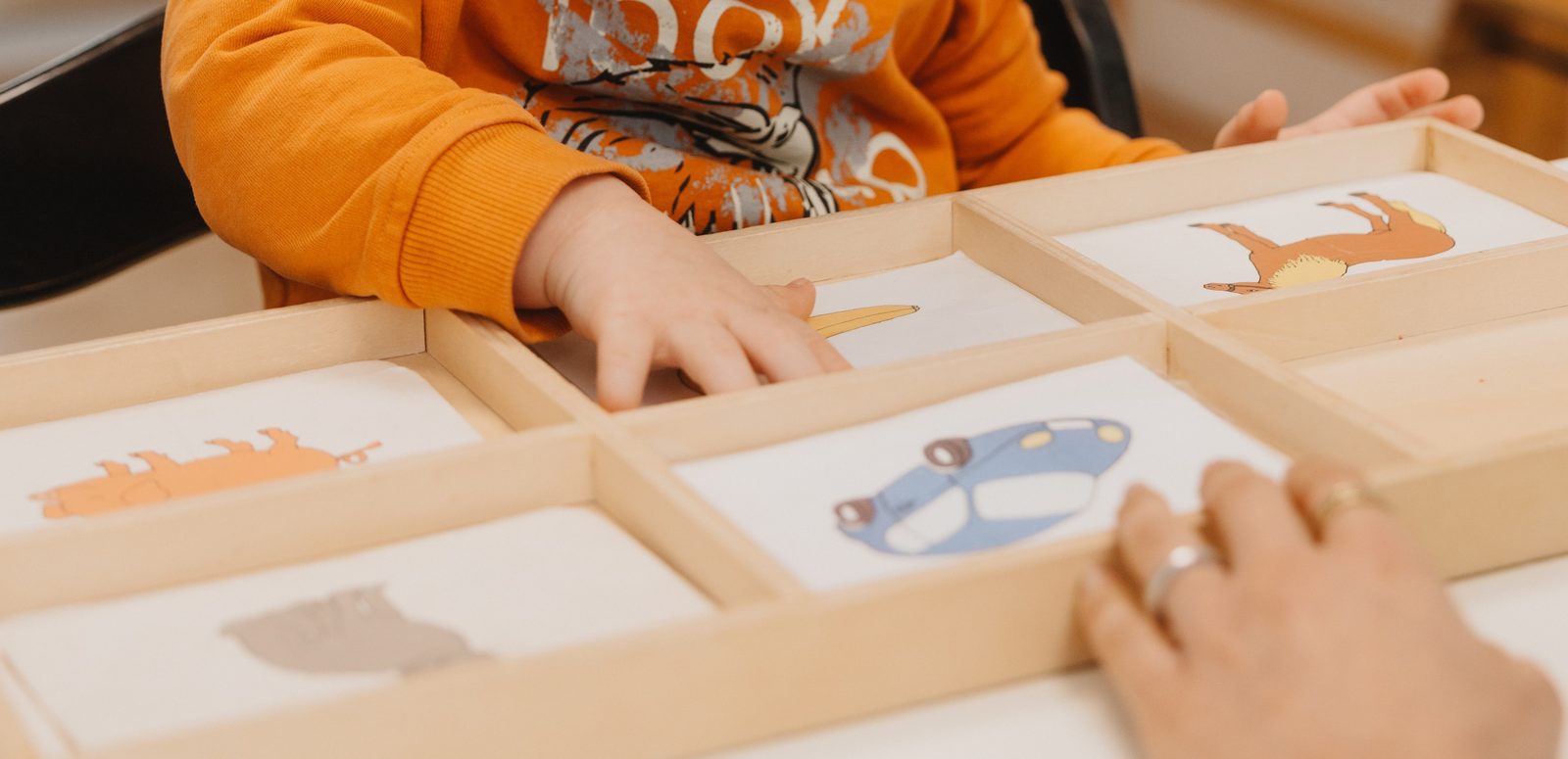 Fröhliches Kind mit Trisomie 21 in der Therapie im Therapiezentrum Rodenacker, Köln-Porz